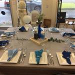 Alternating blue napkins creating a beach theme